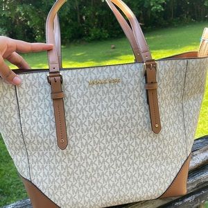 Michael Kors purse rarely used. Great condition. Paid $400